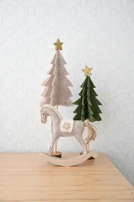 a figurine of a horse and two christmas trees at Hygge Beskid in Lachowice