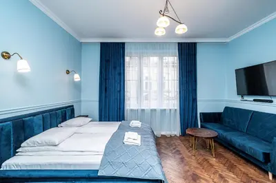 a hotel room with a bed and a couch at RentPlanet - Apartament Sobieskiego in Kraków
