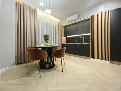 a dining room with a table and chairs and a kitchen at Apartament przy Rakowickiej IV Old Town in Kraków