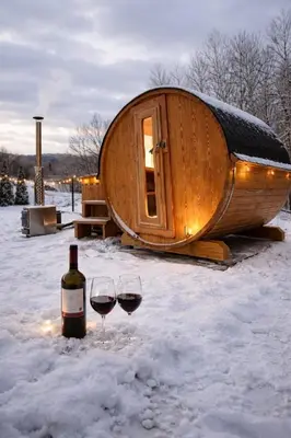 two glasses of wine in the snow next to a sauna at Pod Łopieniem z Sauną i Balią in Tymbark