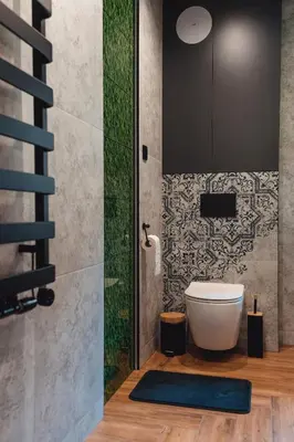 a bathroom with a toilet and a blue rug at Muciówka in Jurków