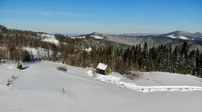 a small cabin in the snow on a mountain at MC Na Leśnej Polanie in Szczawa