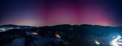 a view of the night sky with stars and lasers at Zakatek Natura in Laskowa