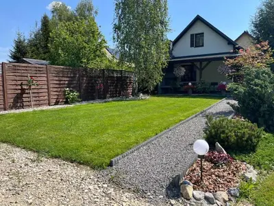 a backyard with a fence and a yard with a yard at Domek u Gosi