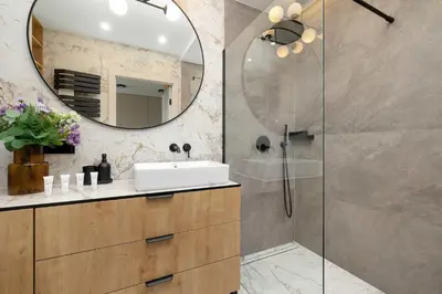 a bathroom with a sink and a mirror at Stylowy Apartament z Parkingiem & Balkonem, Blisko Wisły by Noclegi Renters in Kraków