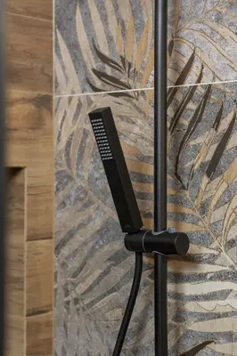 a microphone on a stand in front of a wall at Komfortowy Apartament z Klimatyzacją by Noclegi Renters in Kraków