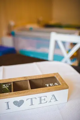 a box with the words i love tea sitting on a table at Apartament Franka in Oświęcim