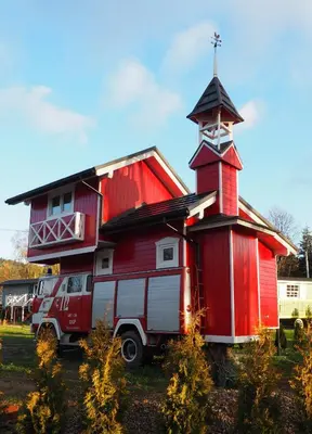 a red house with a van parked in front of it at Chata w Rabce - Bajkowa Osada in Rabka