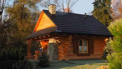 a small log cabin with a pitched roof at Chata w Rabce - Bajkowa Osada in Rabka