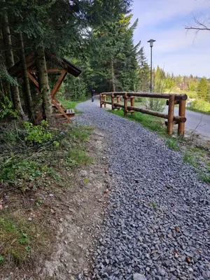 a gravel path next to a wooden fence at Chata pod Mogielicą komfortowe pokoje z widokiem na Mogielicę 1000m od tras wokół góry Mogielica in Słopnice