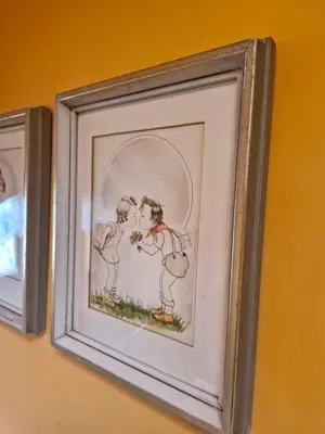 a picture of two children in a picture frame on a wall at Chata pod Mogielicą komfortowe pokoje z widokiem na Mogielicę 1000m od tras wokół góry Mogielica in Słopnice