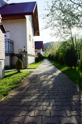 a cobblestone driveway in front of a house at Domki Cztery Pory Roku in Czchów