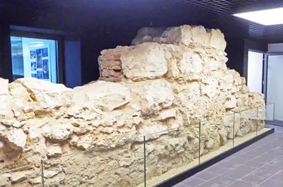 a large pile of rocks in a museum at Apartament Arkadia na Kazimierzu in Kraków
