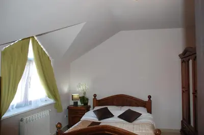 a bedroom with a bed and a window at Pokoje Bakos Radocza in Radocza