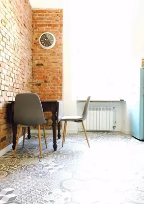 a room with a desk and a chair and a clock at Przestrzenny apartament w centrum Krakowa. in Kraków
