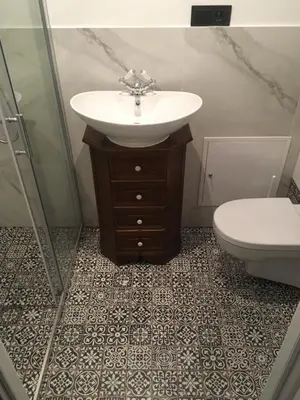 a bathroom with a sink and a toilet at Przestrzenny apartament w centrum Krakowa. in Kraków