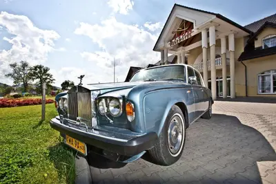 a blue car parked in front of a building at ParkHotel Łysoń in Inwałd