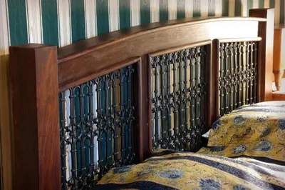 a wooden headboard of a bed in a room at Austeria Klezmer Hois in Kraków