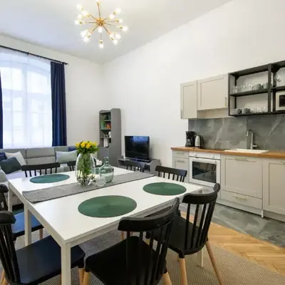 WAWELOVE spacious 3 bedroom apt 1 min to Main Sq!