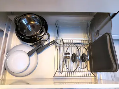 a rack of utensils in a refrigerator at Apartament krakowski GIMO na Kazimierzu in Kraków