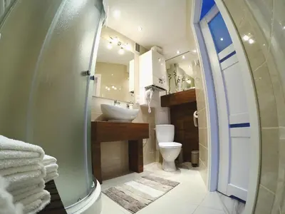 a bathroom with a sink and a toilet and a shower at Apartament krakowski GIMO na Kazimierzu in Kraków