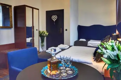 a room with a bed and a table with glasses on it at Shalom Kazimierz in Kraków