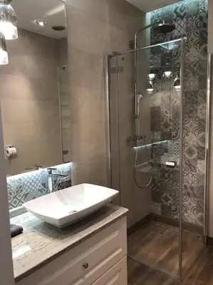a bathroom with a sink and a shower at Apartament w centrum Krakowa Ariańska 6 in Kraków
