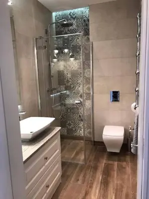 a bathroom with a shower and a sink and a toilet at Apartament w centrum Krakowa Ariańska 6 in Kraków