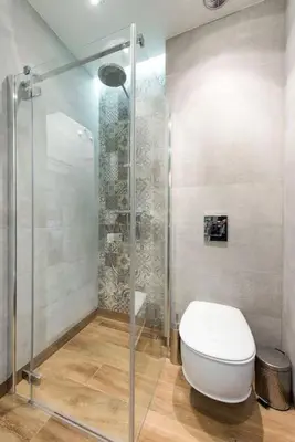 a bathroom with a toilet and a shower at Apartament w centrum Krakowa Ariańska 4 in Kraków