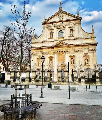 an old building with a bench in front of it at BRACKA 15 - Main Square Apartments by MINT APARTMENT in Kraków