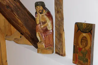 a wooden statue of a man on a shelf next to a figurine at Buflaczanka in Nowy Targ