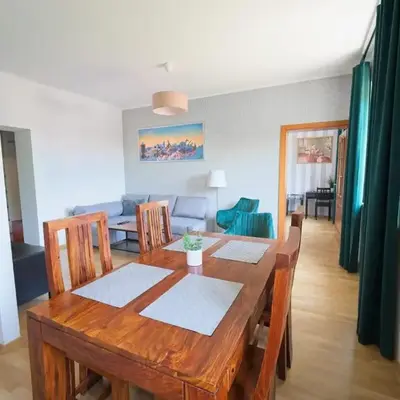 Spacious Apt by Airport Train Old Town