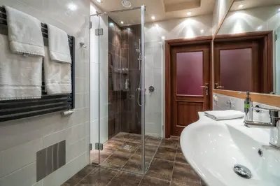 a bathroom with a glass shower and a sink at Pokoje w Oberży Czarny Groń in Rzyki