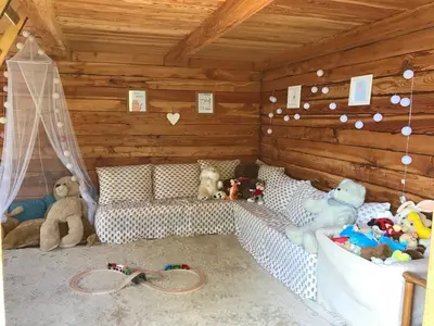 a room with stuffed animals in a log cabin at Pensjonat Zacisze in Czchów