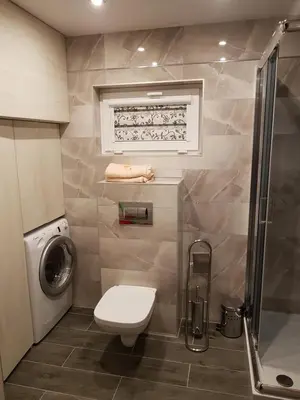 a small bathroom with a toilet and a shower at Gniewnik in Pcim