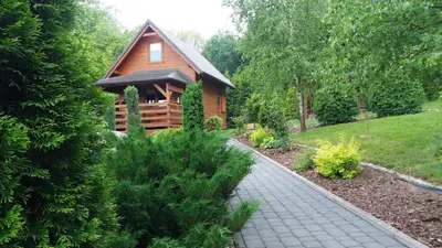 a path leading to a log cabin in a garden at Bacówka na Leśnej in Po”łwieś
