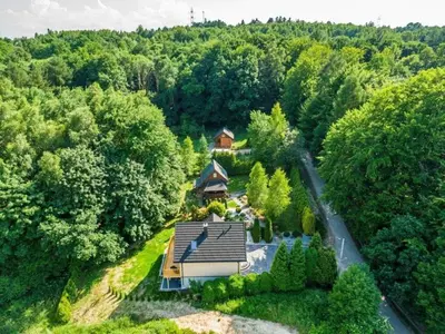 an overhead view of a house in the middle of a forest at Bacówka na Leśnej in Po”łwieś