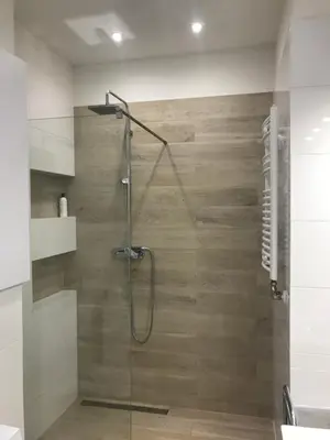 a bathroom with a shower with a glass door at Klimatyczny apartament przy bocheńskim Rynku. in Bochnia