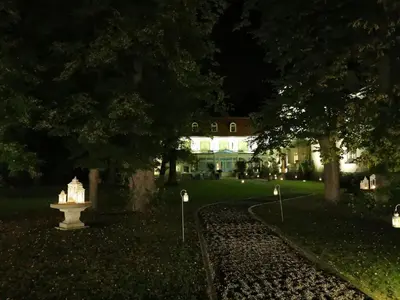 a house at night with a fountain in the yard at Dwór Sieraków in Sieraków