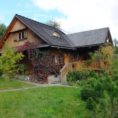 Chata Mioduszyna w Beskidach - drewniany dom z widokiem na Babią Górę
