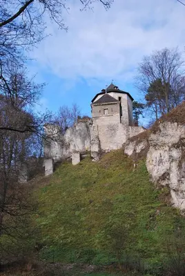 a building on top of a hill at Pokoje Gościnne u Grażyny in Ojców