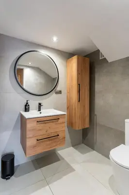 a bathroom with a sink and a mirror at Staymoovers - Piękna Willa w pobliżu Krakowa in Paszkówka