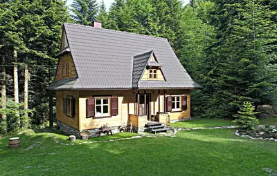a small house in the middle of a yard at DOM NAD POTOKIEM in Zawoja
