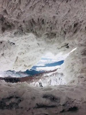 a hole in the snow with a view of the ocean at Domek Agroturystyczny na Putówce in Słopnice