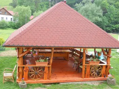 a wooden gazebo with a red roof at Gospodarstwo Agroturystyczne Dolina Zachwytu in Sułoszowa
