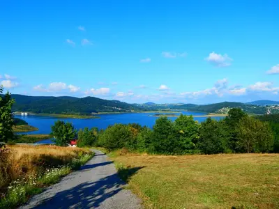 a path through a field with a view of a lake at PoziomKA in Jaszczurowa