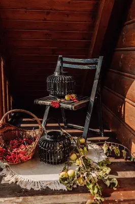 an old rocking chair with baskets and fruit on a table at Domek na uboczu in Klikuszowa