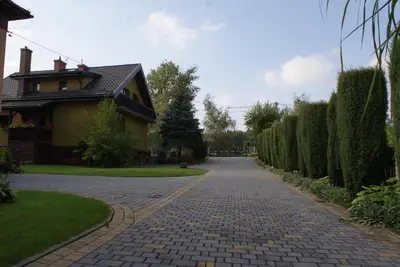 a cobblestone driveway in front of a house at Agrogosia in Czajowice