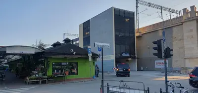 a green building on the corner of a street at Apartament Daszyńskiego in Kraków