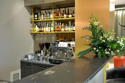 a bar with a counter top with a coffee machine at QUEST HOTEL - dawniej Hotel Planeta in Brzesko